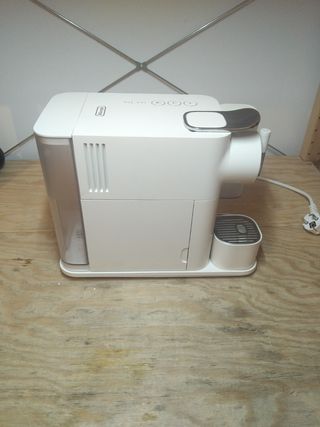 Cafetera Nespresso Lattissima One EN510W Blanca
