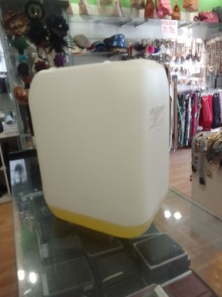 Garrafa de 20 litros de capacidad.