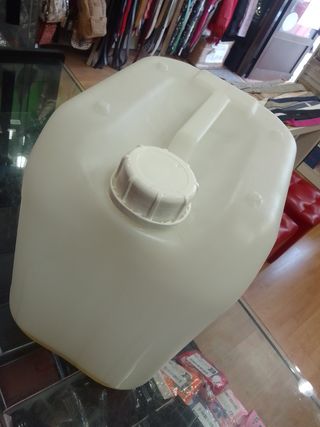 Garrafa de 20 litros de capacidad.