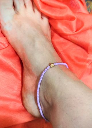 Tobillera morada corazón dorado