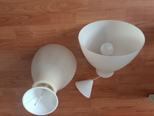 2 Lámparas blancas de plástico