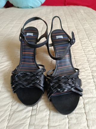 Sandalias CAMPER negras tacón y cuña