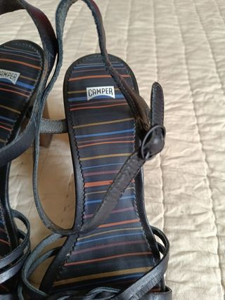 Sandalias CAMPER negras tacón y cuña