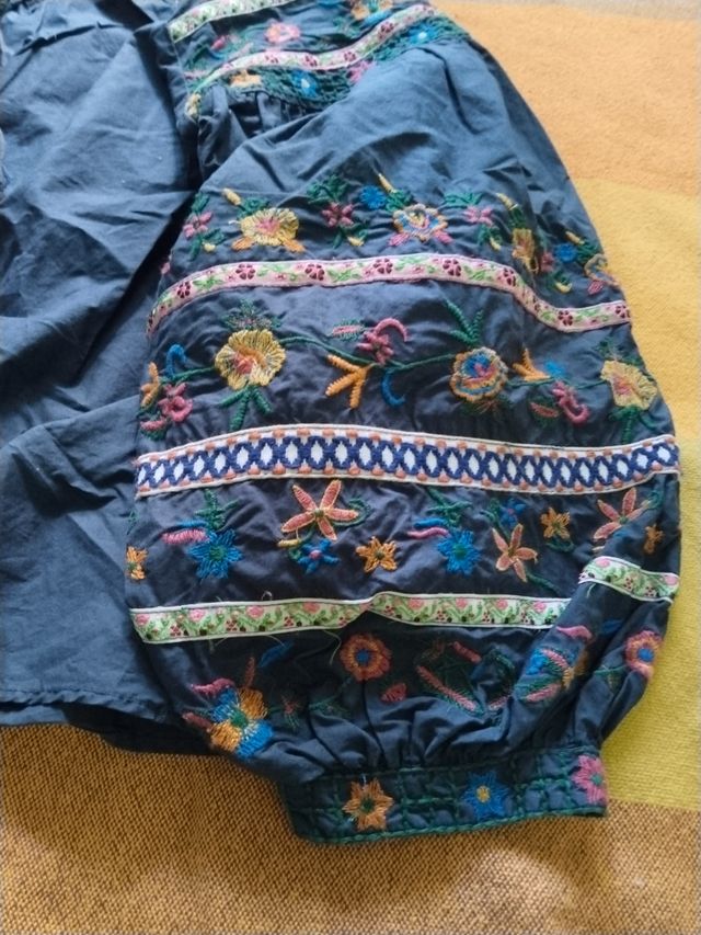 Blusa bordada multicolor