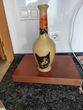 Bottiglia di liquore vintage per gatti