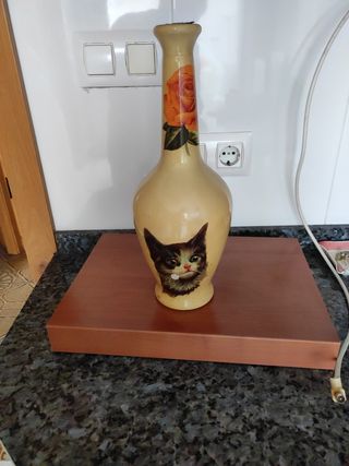 Bottiglia di liquore vintage per gatti