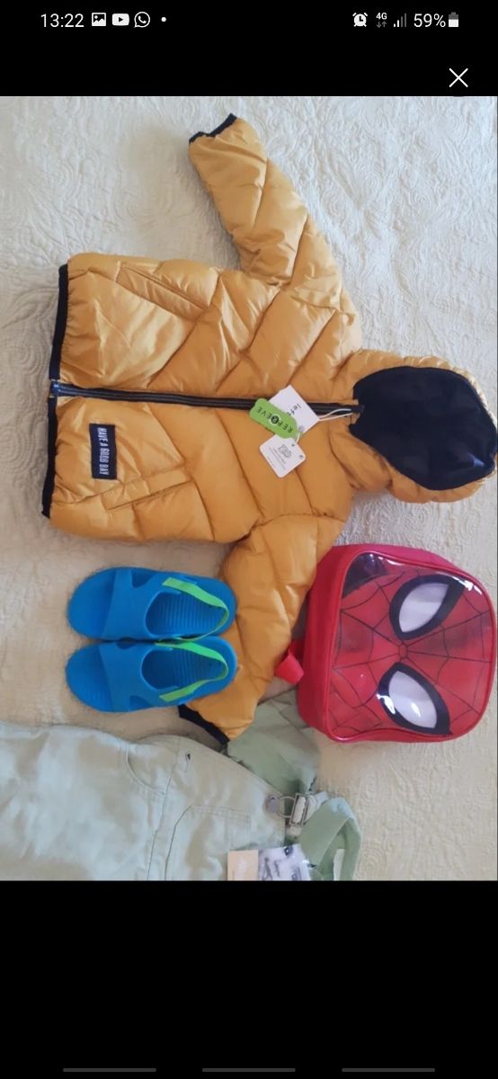 Chaqueta, sandalias y mochila y peto mayoral.