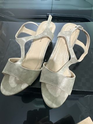 Sandalias tacón beige-dorado, de Piel