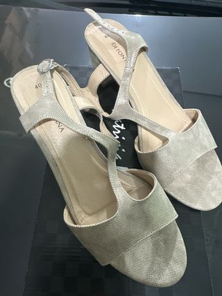 Sandalias tacón beige-dorado, de Piel