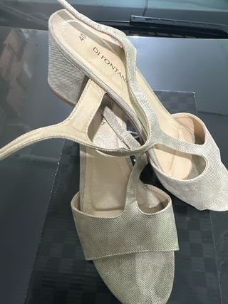 Sandalias tacón beige-dorado, de Piel