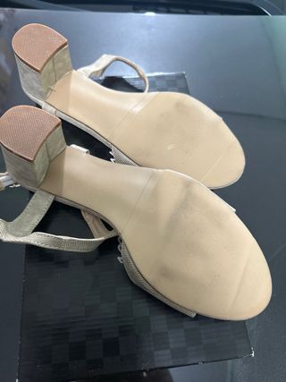 Sandalias tacón beige-dorado, de Piel