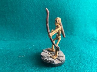 Figura pintada a mano esqueleto con arco 1
