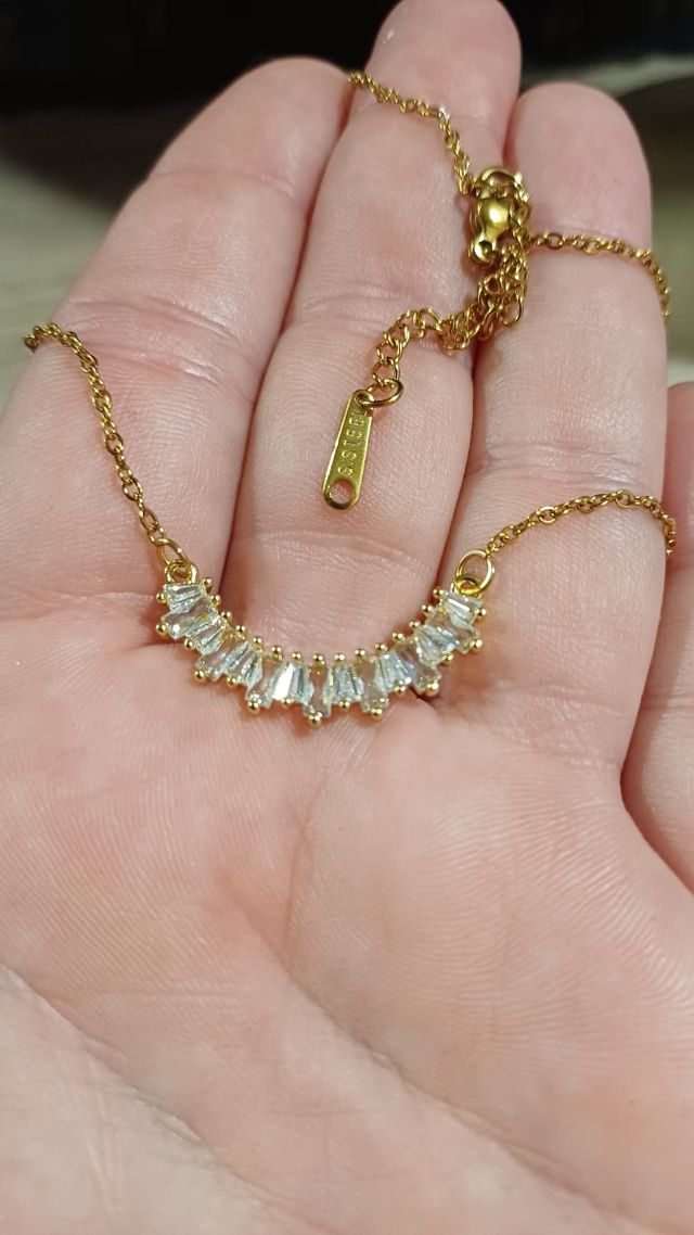 Collar dorado con circonitas