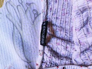 Blusa blanca estampada flores rojas