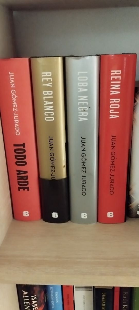 Reina Roja Loba Negra Rey Blanco