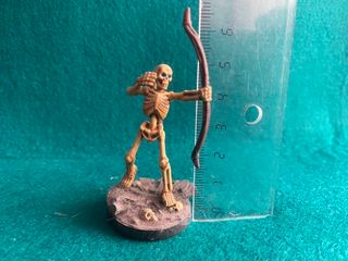 Figura pintada a mano esqueleto con arco 2