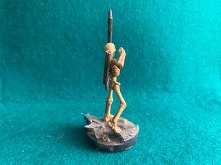 Figura pintada a mano esqueleto con arco 2
