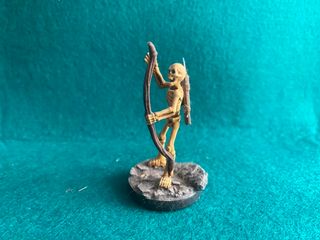 Figura pintada a mano esqueleto con arco 3