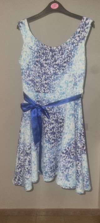 Vestido azul y blanco con estampado de estrellas