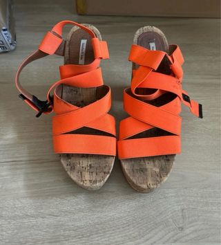 Sandalias tacón Bimba y Lola naranja