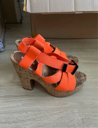 Sandalias tacón Bimba y Lola naranja
