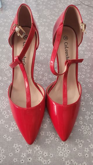 Zapatos de tacón rojos