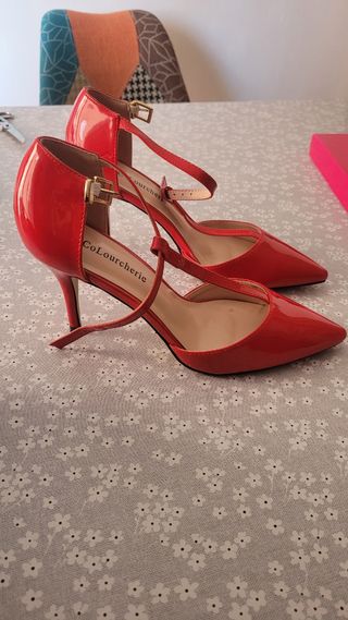 Zapatos de tacón rojos
