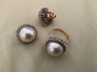 Pendientes y anillo de oro con japonesas y piedras