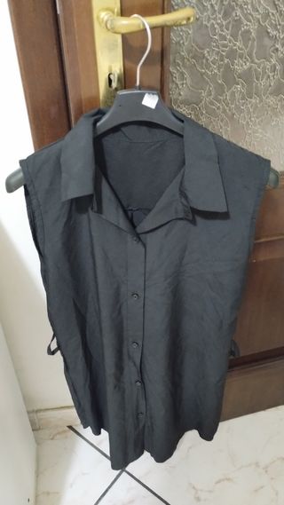 Scamiciato nero senza maniche