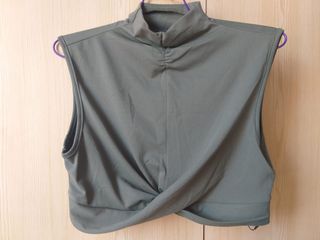 Top corto SHEIN verde oliva talla S
