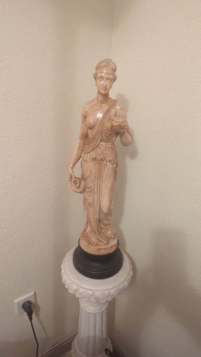 Escultura de mujer antigua