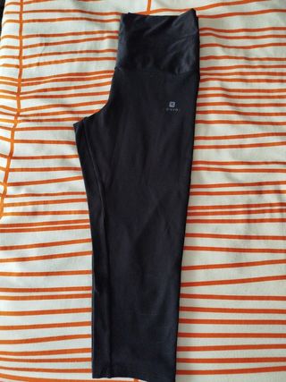 Leggins Domyos negros por debajo de la rodilla 