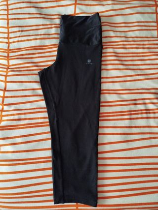 Leggins Domyos negros por debajo de la rodilla 