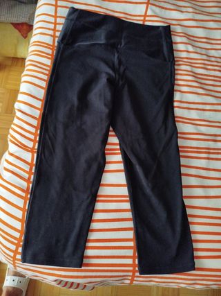 Leggins Domyos negros por debajo de la rodilla 