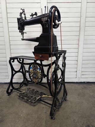 Máquina de coser antigua. Zapatero.