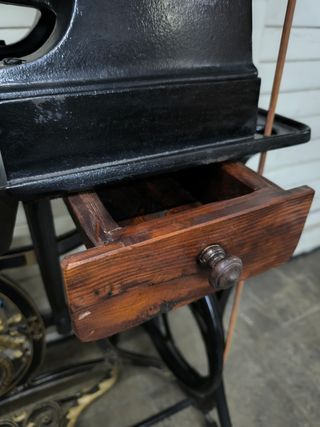 Máquina de coser antigua. Zapatero.