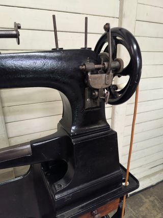 Máquina de coser antigua. Zapatero.