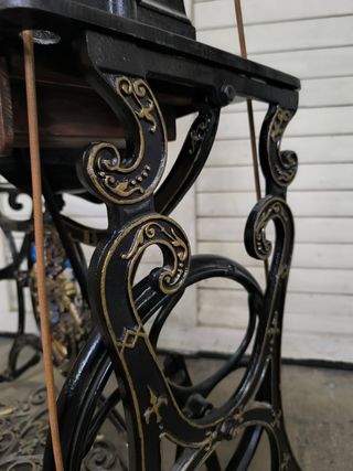 Máquina de coser antigua. Zapatero.