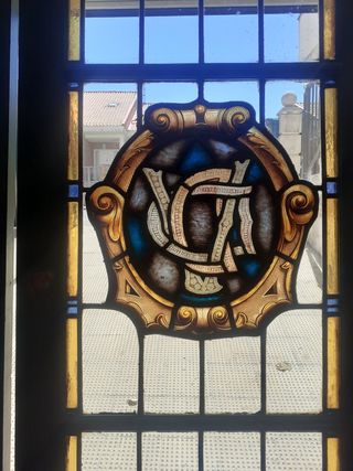 Puertas antiguas con vidrieras