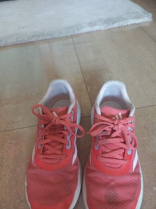 Zapatillas deportivas rojas claras