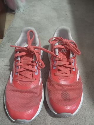 Zapatillas deportivas rojas claras