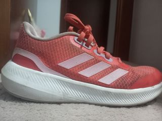 Zapatillas deportivas rojas claras