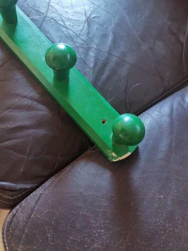 Perchero infantil madera verde