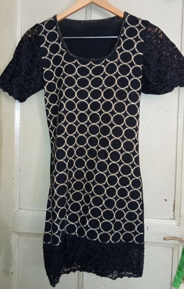 Vestido negro con dorado