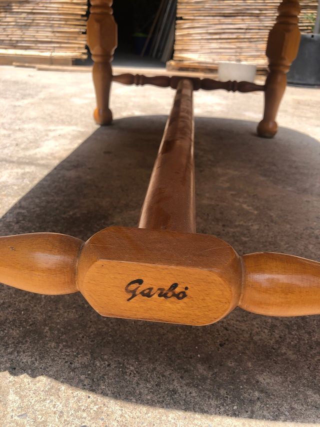 Mesita ovalada de madera