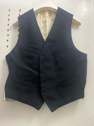 Traje negro hombre: chaqueta, chaleco y pantalón.