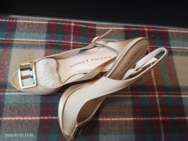 Tacones de raso 
Sacha London beige