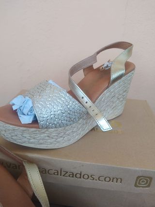 Sandalias cuña piel dorada talla 40