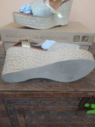 Sandalias cuña piel dorada talla 40