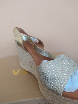 Sandalias cuña piel dorada talla 40